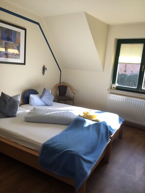 Comfort Double Room | Living area | Flat-screen TV - Hotel Pension Mandy (Senftenberg)