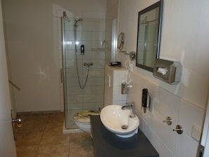 Comfort Single Room | Bathroom | Free toiletries, hair dryer, towels - Hotel Pension Mandy (Senftenberg)