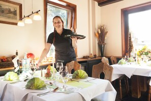 A dining area with tables set for a meal, including wine glasses and cutlery. - Altes Forsthaus Braunlage (Braunlage)