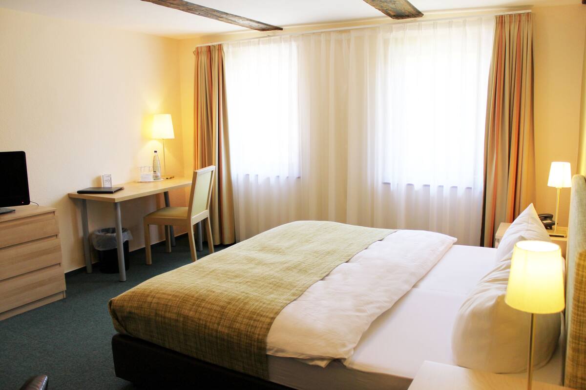 Safe på rommet, skrivebord, wi-fi (inkludert) og sengetøy
