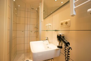 Classic Double Room | Bilik Mandi | Pancuran mandi, kelengkapan dandanan diri percuma, pengering rambut 