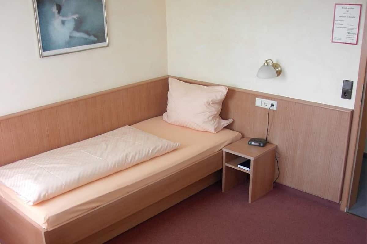 single room, non smoking | 1 bedroom, in-room safe, desk, free wifi