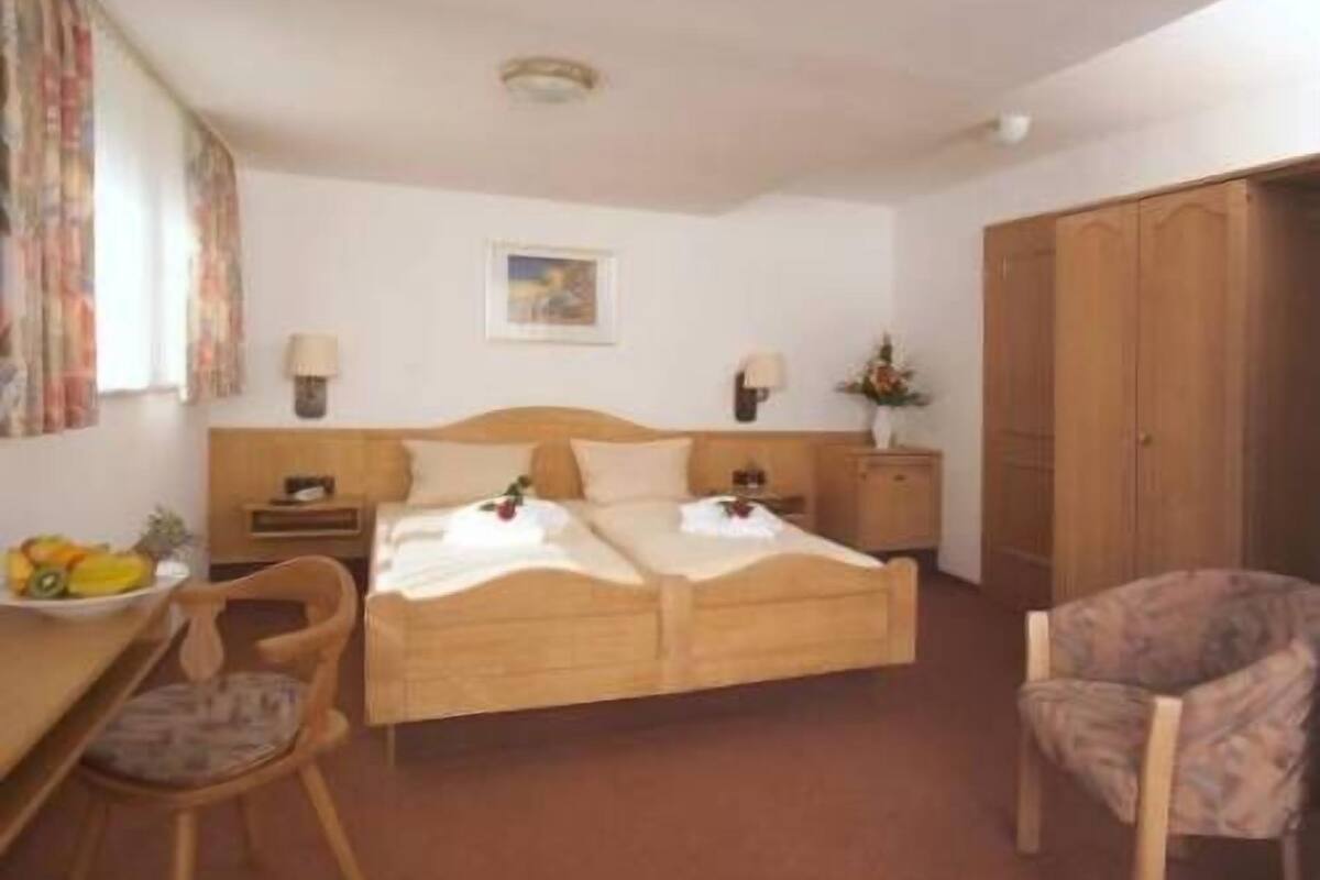 double room, non smoking | 1 bedroom, in-room safe, desk, free wifi