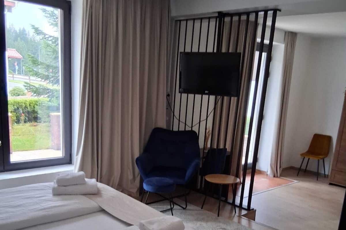 3 chambres, coffres-forts dans les chambres, décoration personnalisée
