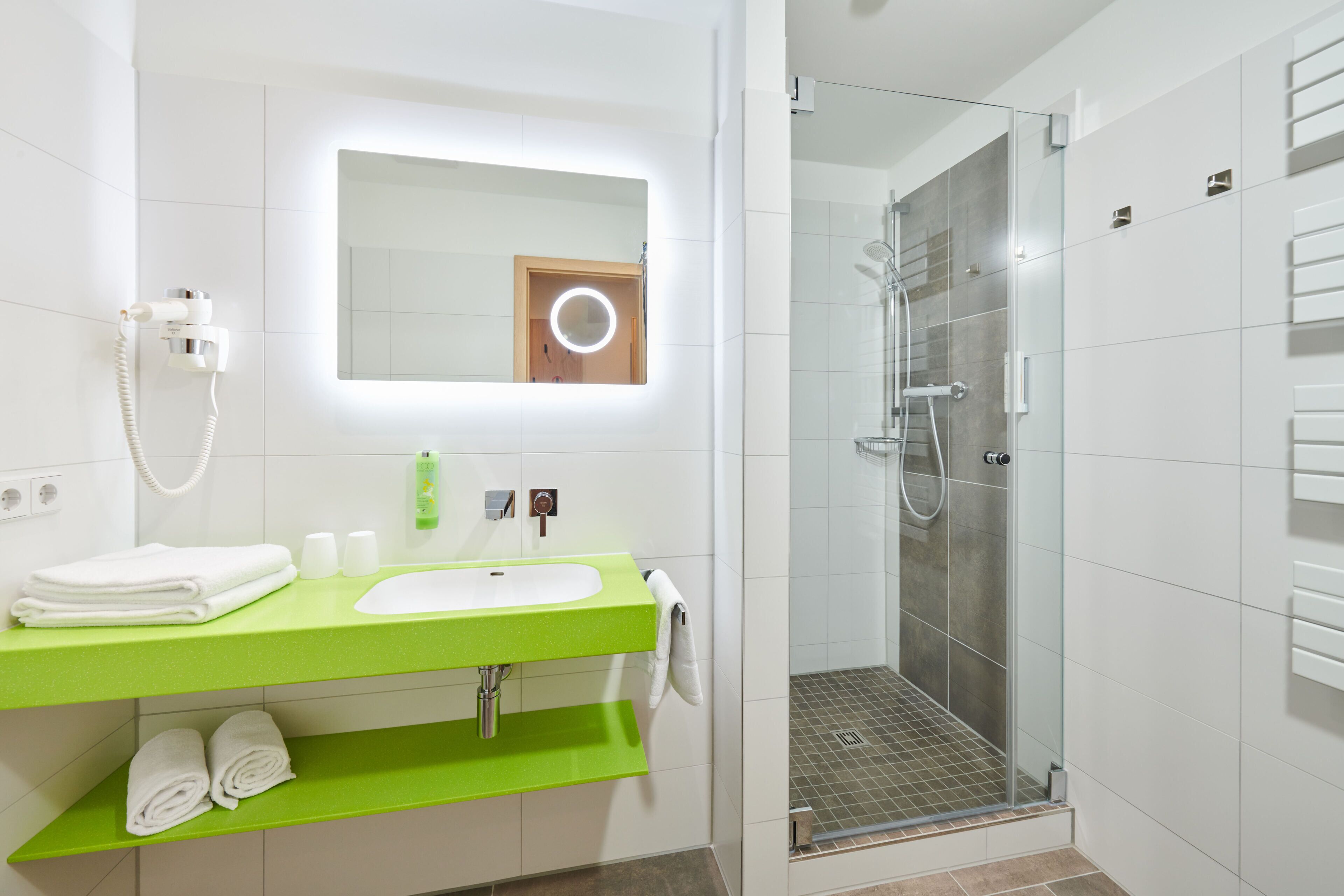 relax-zimmer | bathroom | shower, hair dryer, towels