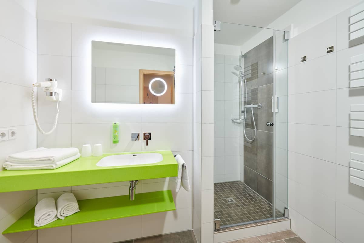 relax-zimmer | bathroom | shower, hair dryer, towels