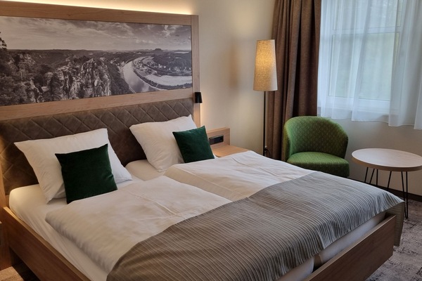 Hypo-allergenic bedding, desk, free WiFi, bed sheets