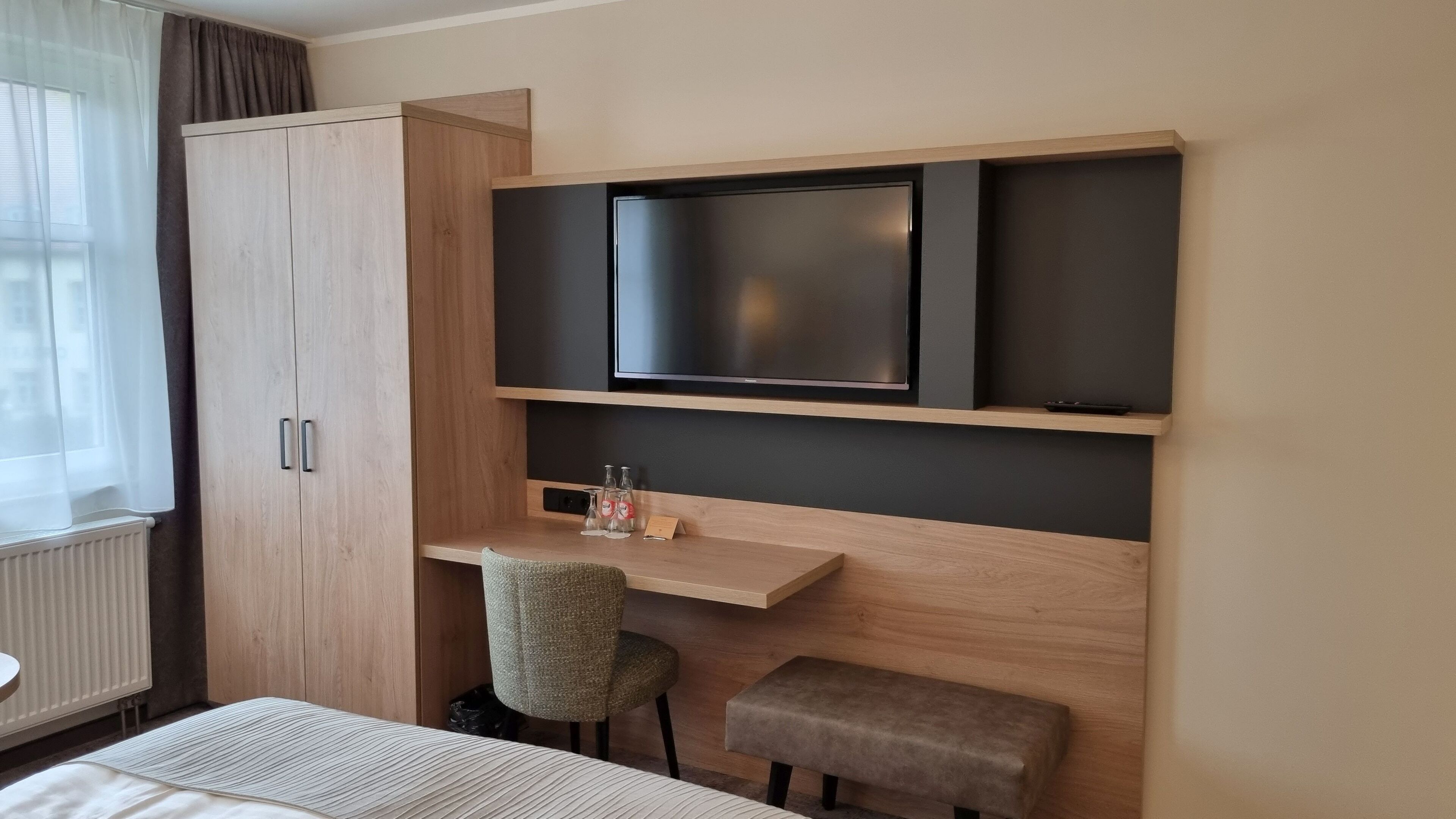 40-inch flat-screen tv with satellite channels, tv