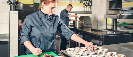 Menyajikan masakan daerah