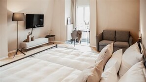 Desk, laptop workspace, soundproofing, iron/ironing board (on request) - Hotel Villa Verde (Walldorf)