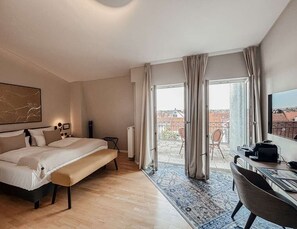 Individually decorated, individually furnished, desk, laptop workspace - Hotel Villa Verde (Walldorf)