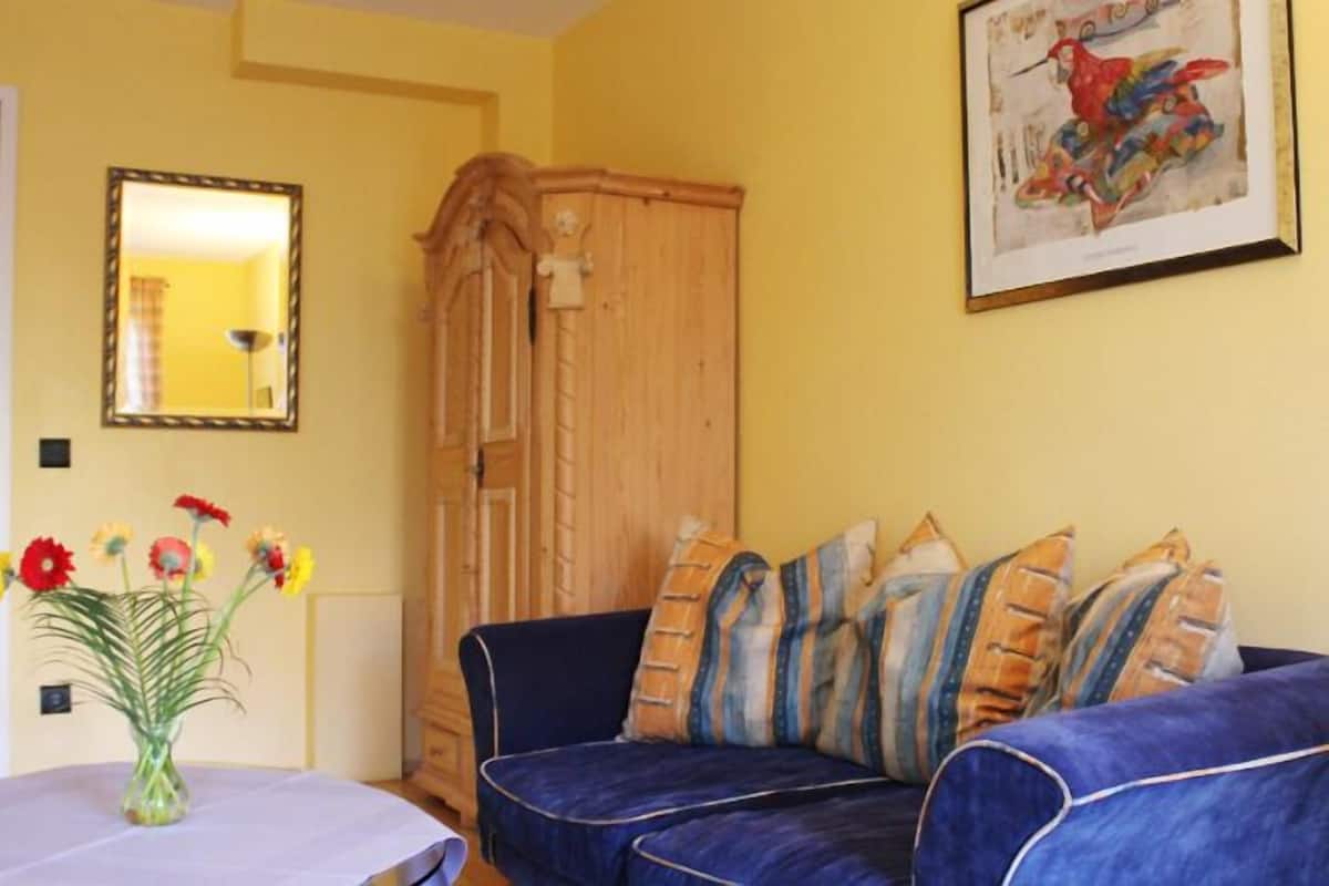 Chambre double | Décor unique, ameublement unique, bureau