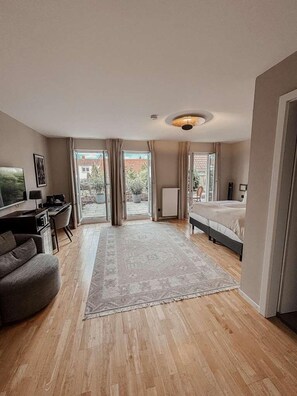 Individually decorated, individually furnished, desk, laptop workspace - Hotel Villa Verde (Walldorf)