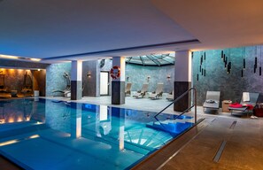 Indoor pool, sun loungers - Hotel Latini (Zell am See)