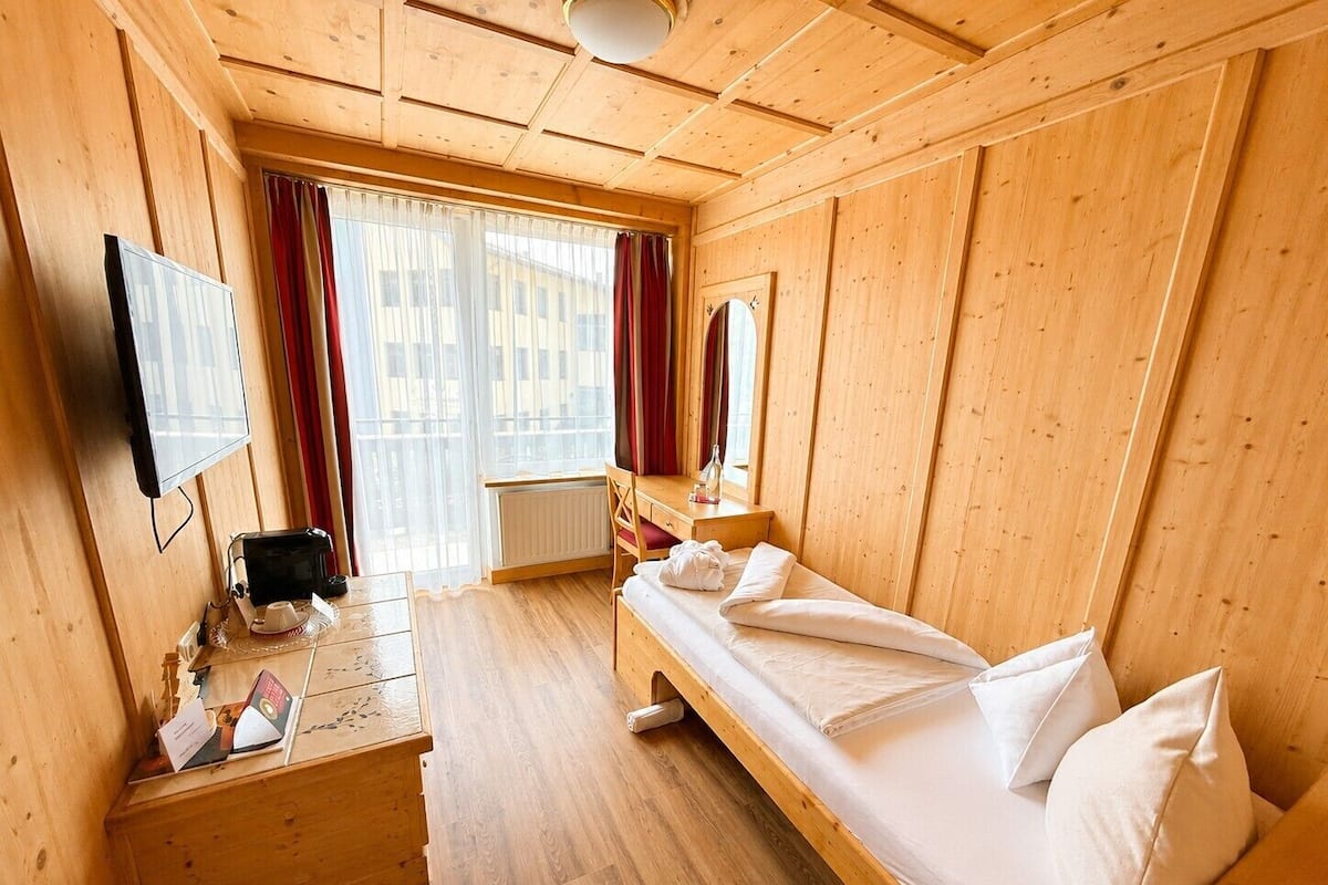 Standard Single Room | In-room safe, iron/ironing board (on request), WiFi (free), bed sheets
