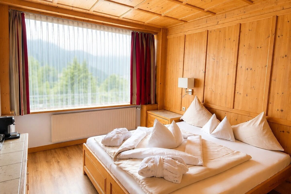 Standard Double Room | In-room safe, iron/ironing board (on request), WiFi (free), bed sheets