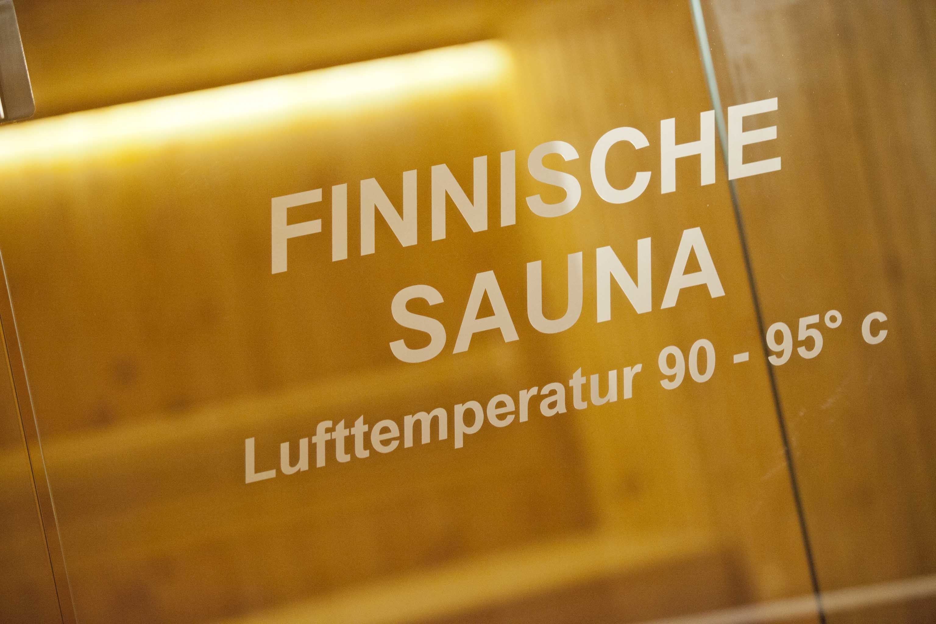 A sign for a Finnish sauna with a temperature range of 90-95°C.