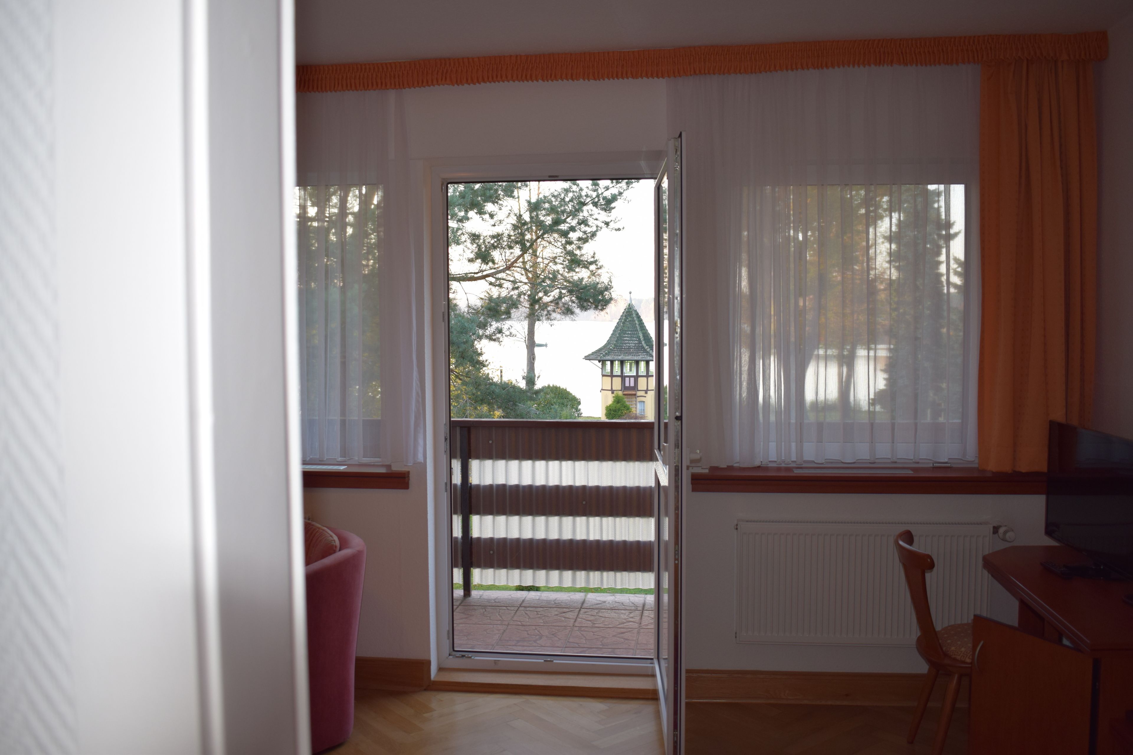 family room | desk, rollaway beds, free wifi, bed sheets