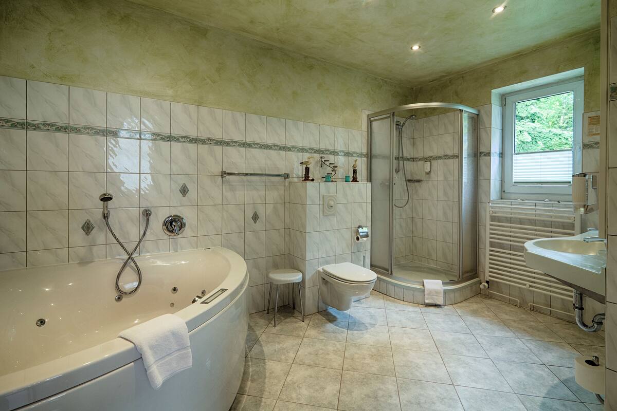 deluxe double room | desk, rollaway beds, free wifi, bed sheets