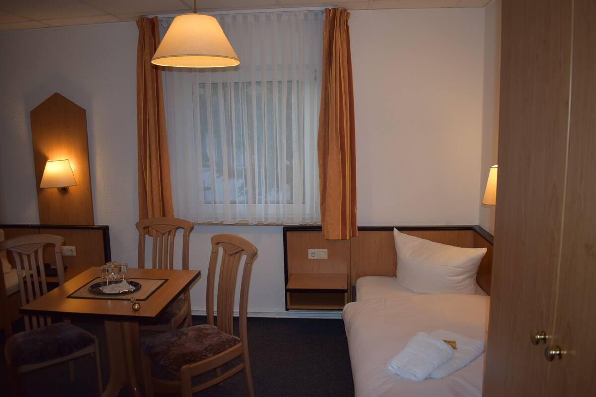 triple room | desk, rollaway beds, free wifi, bed sheets