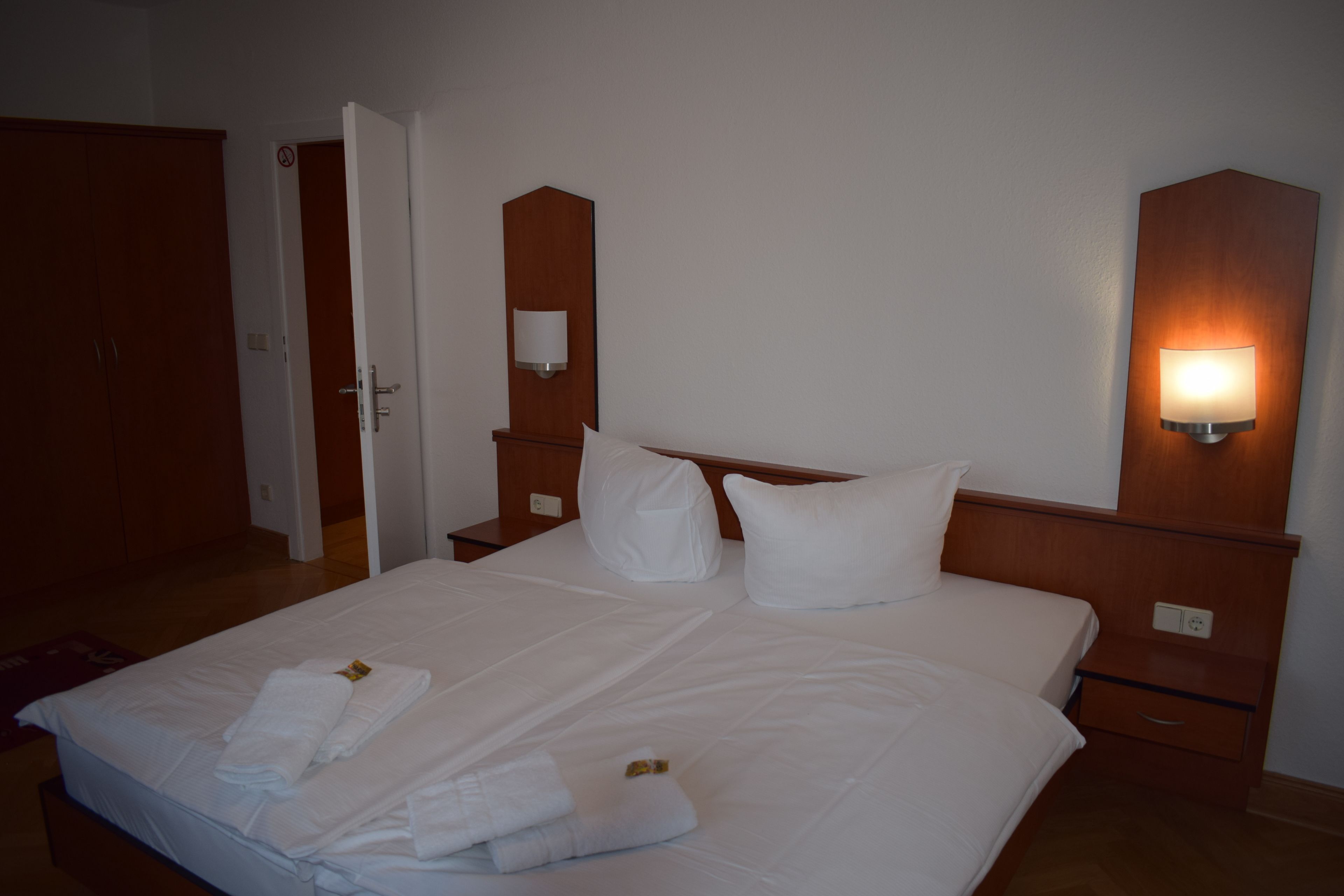 family room | desk, rollaway beds, free wifi, bed sheets