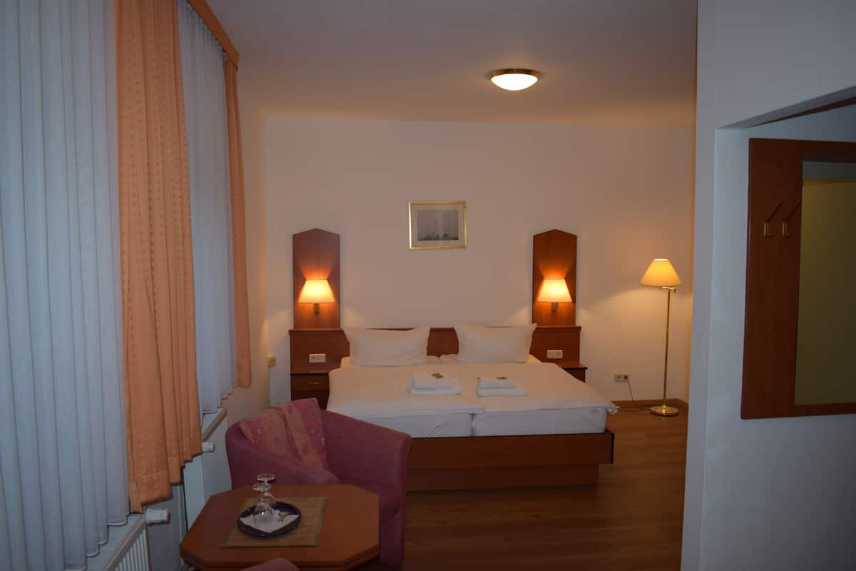 double room | desk, rollaway beds, free wifi, bed sheets