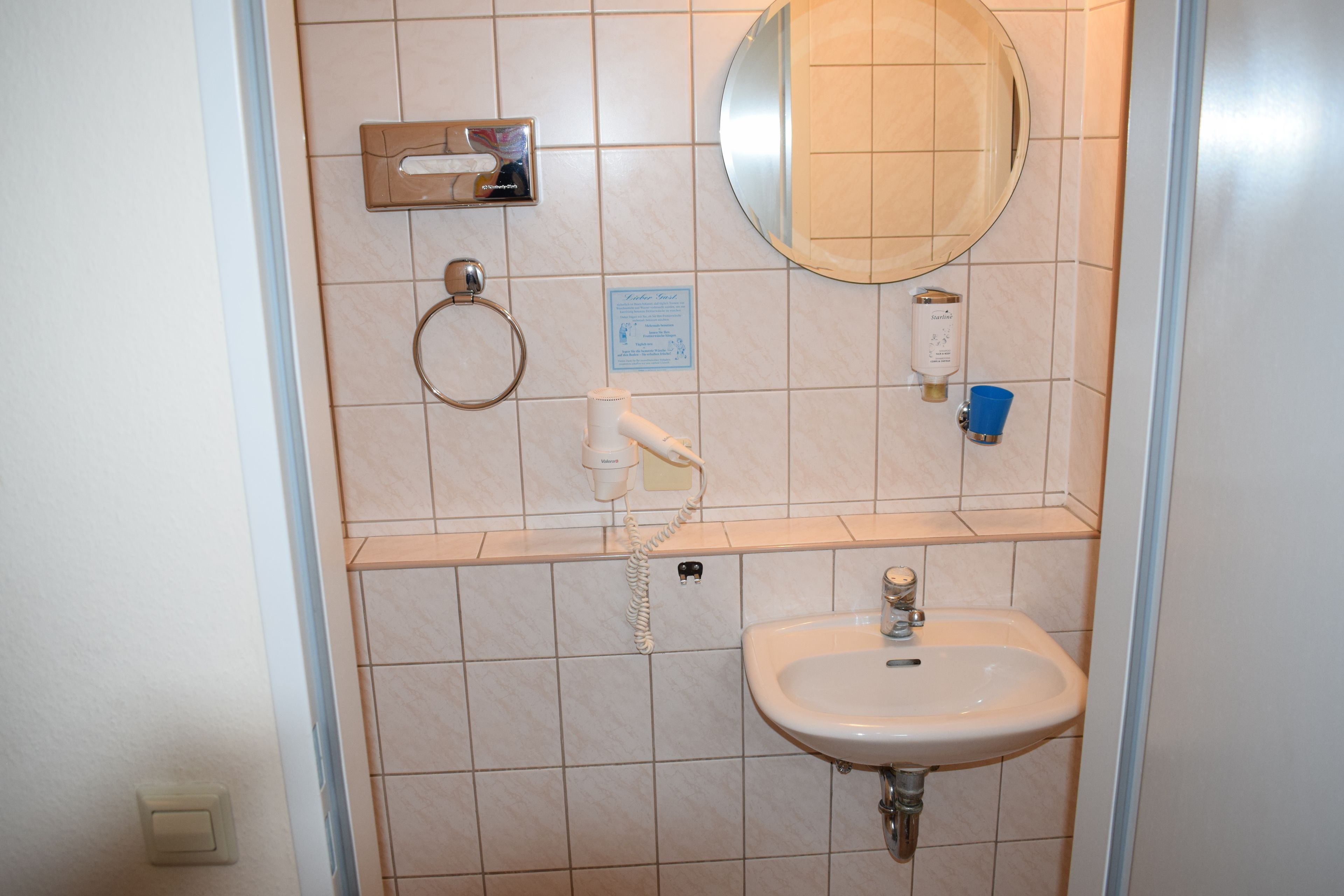 single room | desk, rollaway beds, free wifi, bed sheets