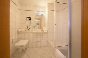 Een douche, een haardroger, handdoeken, zeep