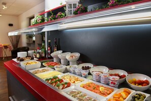 Petit déjeuner buffet servi tous les jours en supplément