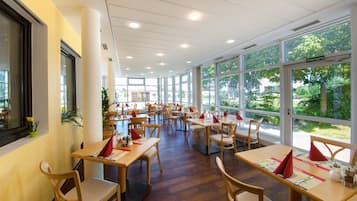 Dagelijks ontbijtbuffet (EUR 12 per persoon)