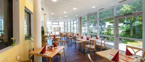 Frukostbuffé varje dag (EUR 12 per person)