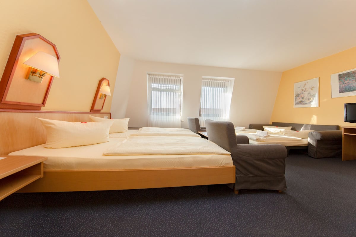 Driepersoonskamer | 1 slaapkamer, een kluis op de kamer, een bureau