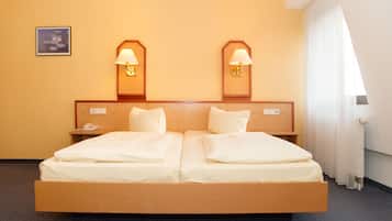 1 quarto, cofres nos quartos, escrivaninha, cortinas blackout