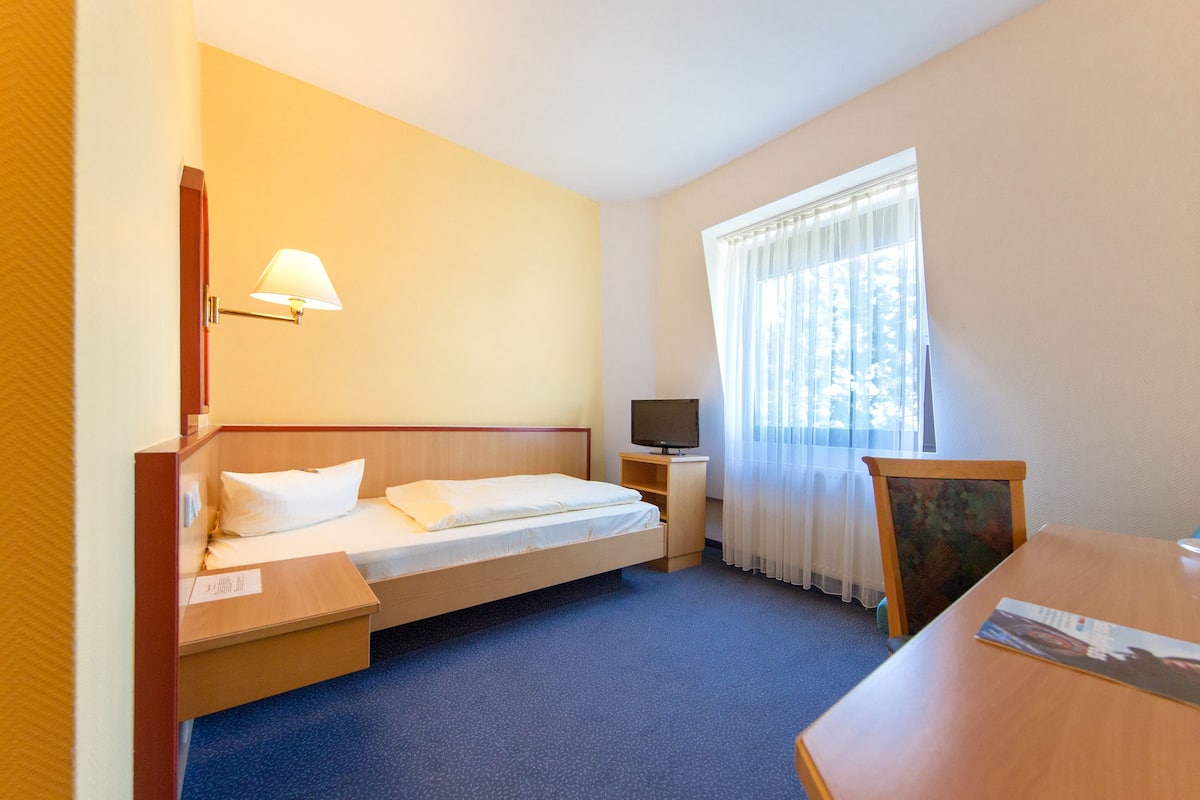 Eenpersoonskamer | 1 slaapkamer, een kluis op de kamer, een bureau