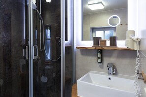 Tweepersoonskamer | Badkamer | Een douche, gratis toiletartikelen, een haardroger, handdoeken