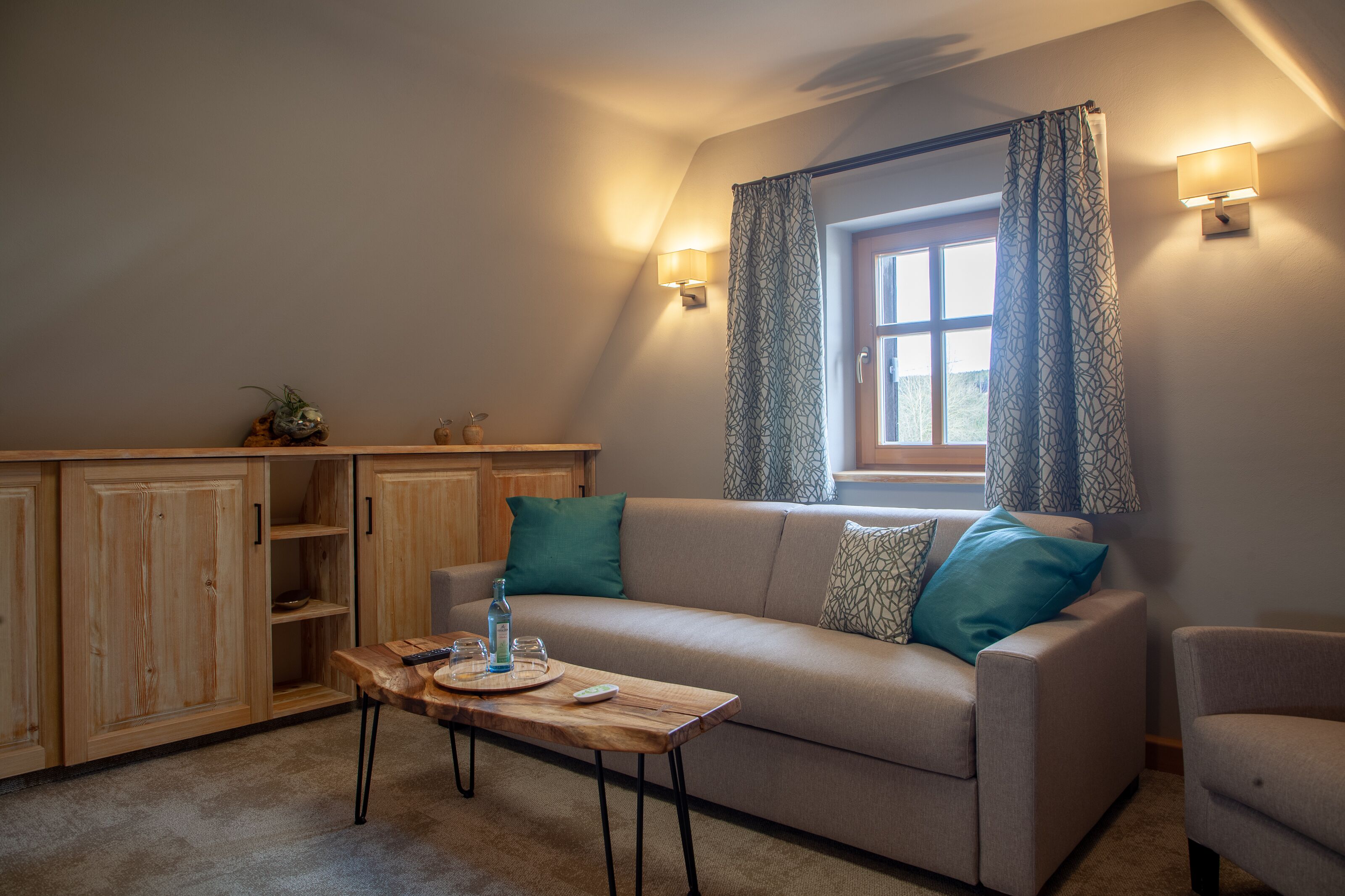 deluxe suite | premium bedding, in-room safe, desk, laptop workspace