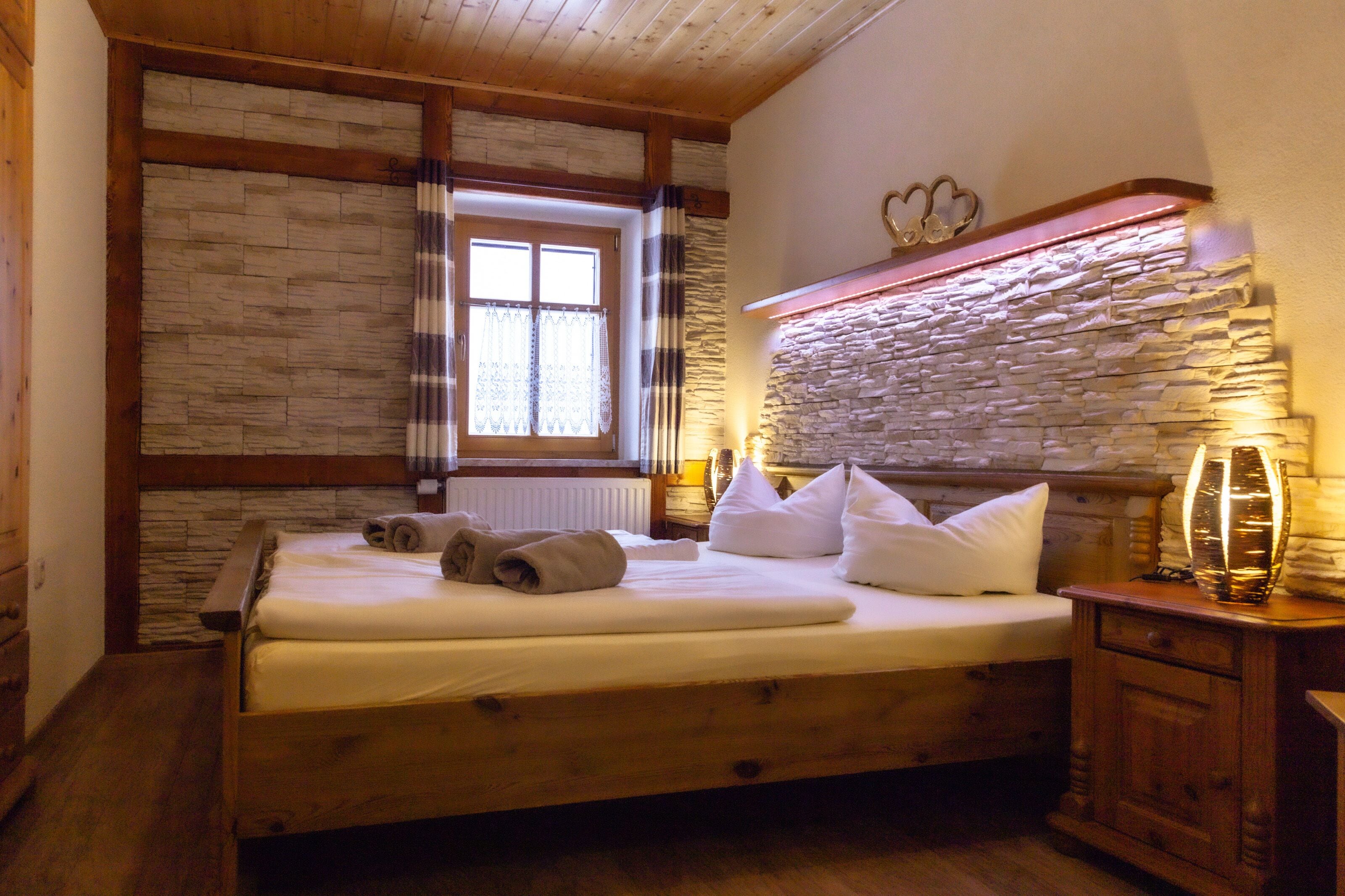 apartment | premium bedding, in-room safe, desk, laptop workspace