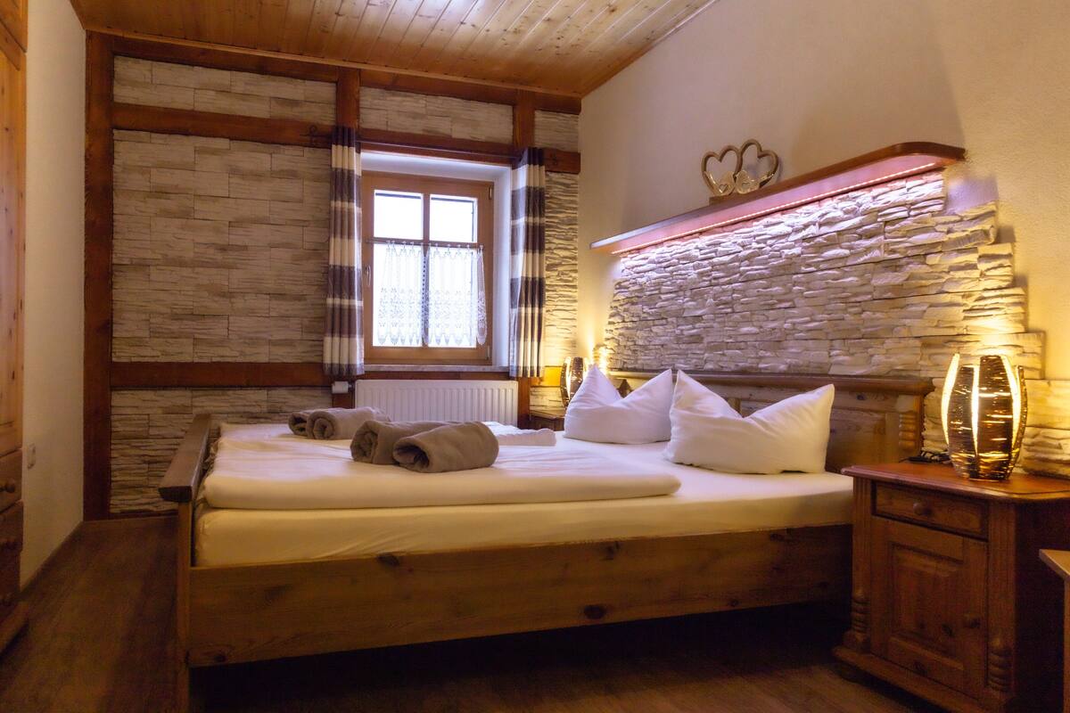 apartment | premium bedding, in-room safe, desk, laptop workspace