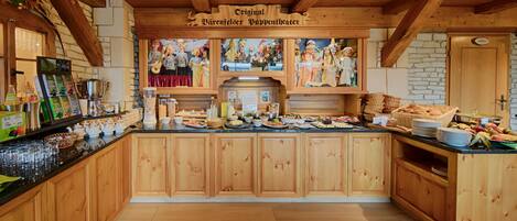 A wooden interior with a sign reading "Original Bärenfelscher Unwappentheater".