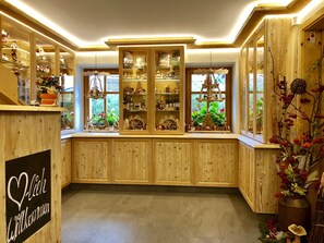A wooden interior with built-in cabinets and shelves displaying various items. - Naturhotel Gasthof Bärenfels (Altenberg)