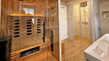 Deluxe-Apartment, Gartenblick | Badezimmer | Dusche, Regendusche, kostenlose Toilettenartikel, Haartrockner