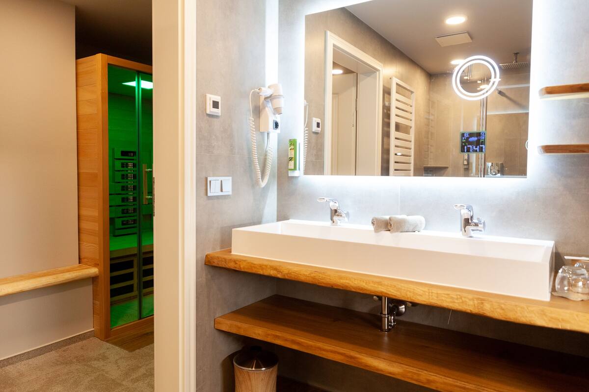 deluxe suite | bathroom | shower, free toiletries, hair dryer, towels