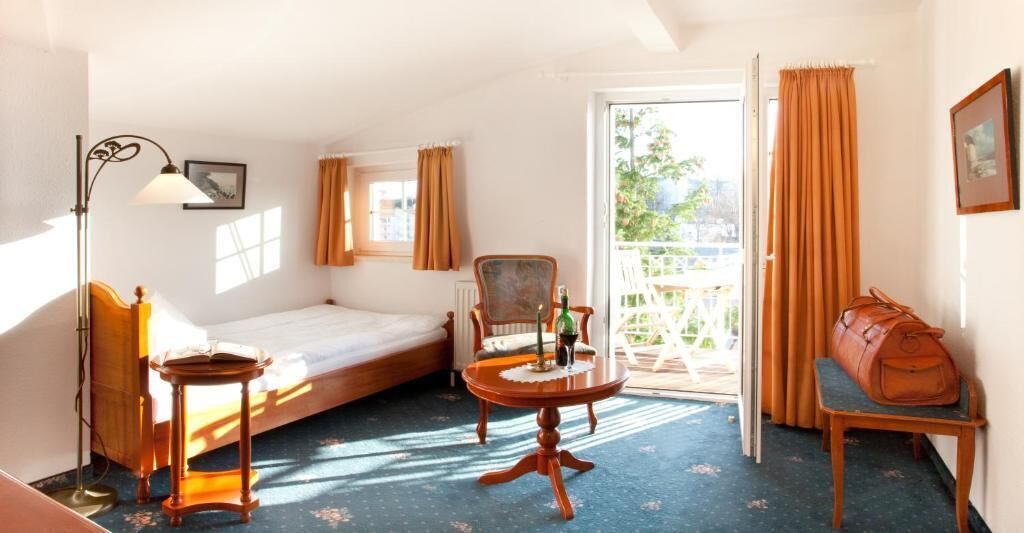 hypo-allergenic bedding, in-room safe, free cots/infant beds