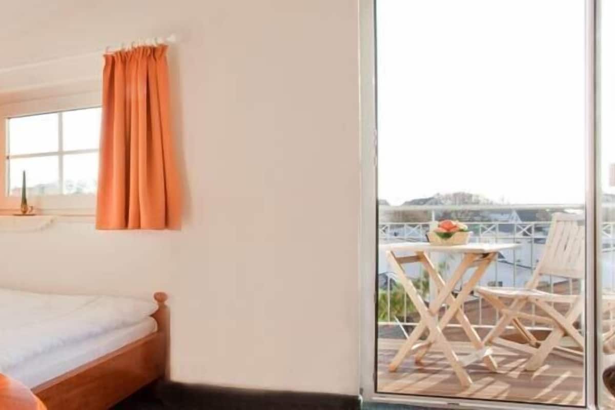 Single Room | Living area | Flat-screen TV