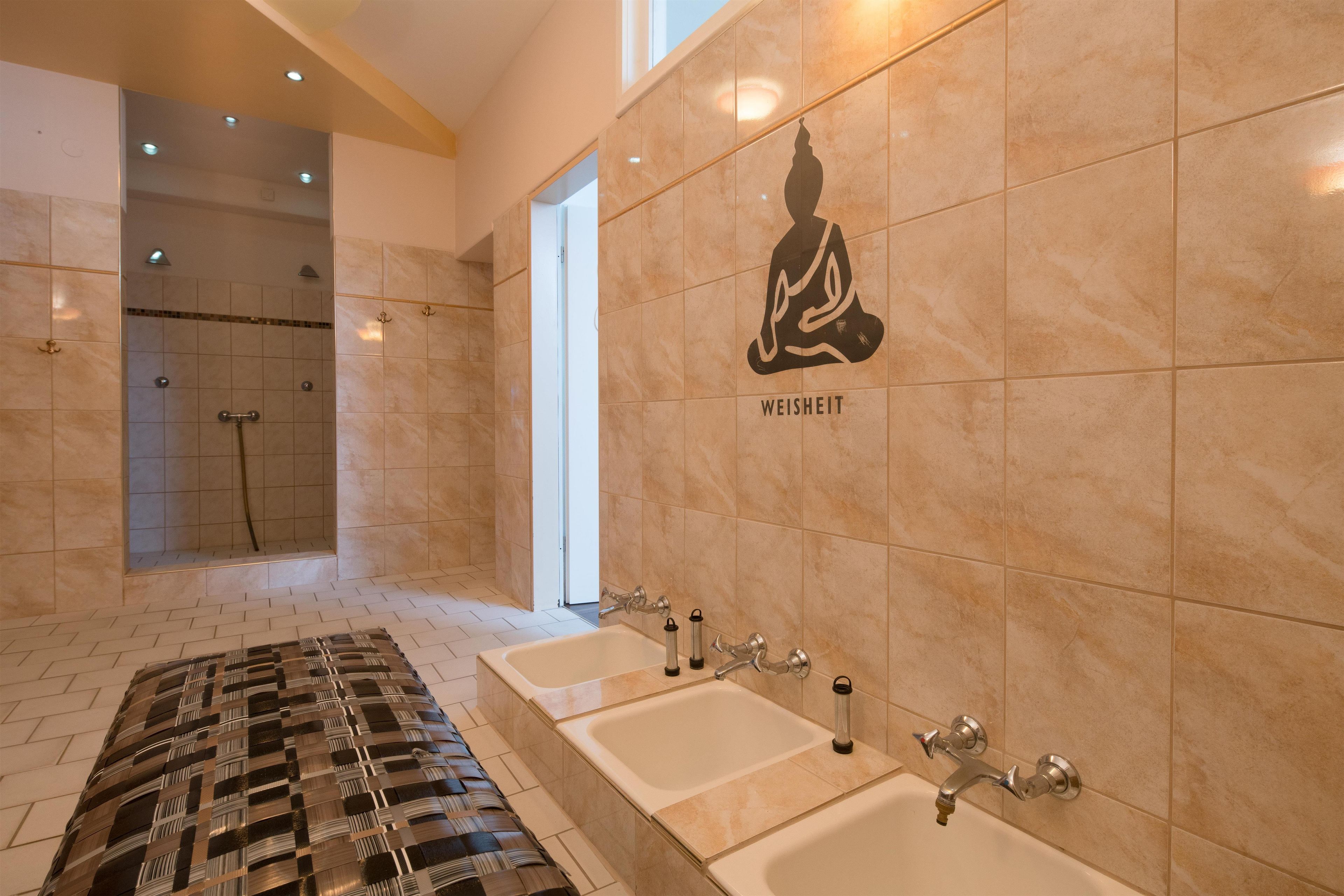Une salle de bain moderne avec une grande baignoire, une douche et des toilettes.