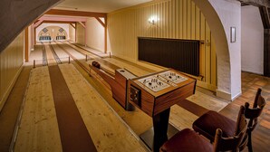 A billiards hall with a long table, chairs, and a billiard table. - Sure Hotel by Best Western Rhoen Garden (Poppenhausen)