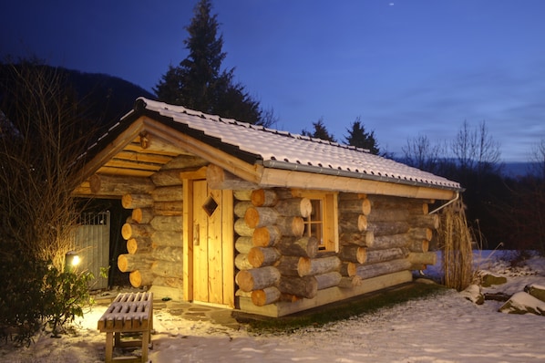 Sauna, body treatments, aromatherapy, hot stone massages