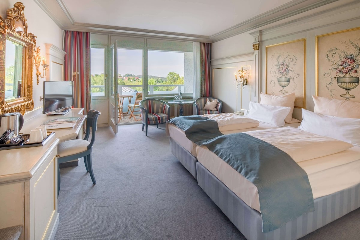 Superior kamer, 2 eenpersoonsbedden, balkon | Een kluis op de kamer, een bureau, babybedden, extra bedden