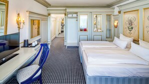 A hotel room with two beds, a desk, a chair, and a television. - Sure Hotel by Best Western Rhoen Garden (Poppenhausen)