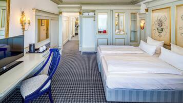 Standardzimmer, 1 Doppelbett, Balkon, Talblick (Walk-in Shower) | Zimmersafe, Schreibtisch, Babybetten, Zustellbetten